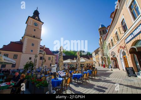 Vue générale de la place du Conseil dans le centre historique de Brasov, Roumanie. La Maison du Conseil domine le centre-gauche de l'image - photo: Geopix Banque D'Images