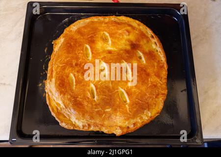 tarte d'ossétie du pays fraîchement cuite sur une plaque de cuisson Banque D'Images