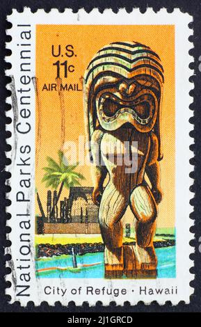 ÉTATS-UNIS D'AMÉRIQUE - VERS 1972 : un timbre imprimé aux États-Unis d'Amérique montre la statue et le temple de Kii, ville de refuge à Honaunau, Hawaï Banque D'Images