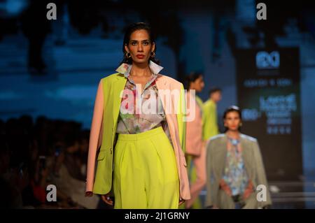 New Delhi, Inde. 25th mars 2022. Les modèles présentent des créations d'Ashish N Soni lors de la semaine de mode FFCI X Lakme à New Delhi, en Inde, le 25 mars 2022. Crédit : Javed Dar/Xinhua/Alay Live News Banque D'Images