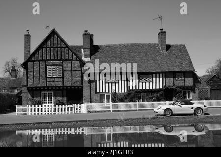 Pond & The Old Manor House avec voiture de sport jaune garée, Aldbury Village à Spring, Hertfordshire, Angleterre, Royaume-Uni Banque D'Images