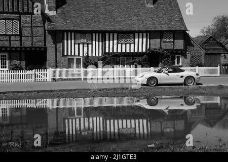 Pond & The Old Manor House avec voiture de sport jaune garée, Aldbury Village à Spring, Hertfordshire, Angleterre, Royaume-Uni Banque D'Images