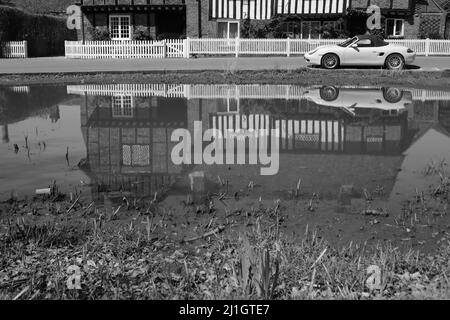 Pond & The Old Manor House avec voiture de sport jaune garée, Aldbury Village à Spring, Hertfordshire, Angleterre, Royaume-Uni Banque D'Images