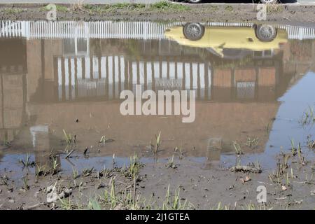 Pond & The Old Manor House avec voiture de sport jaune garée, Aldbury Village à Spring, Hertfordshire, Angleterre, Royaume-Uni Banque D'Images