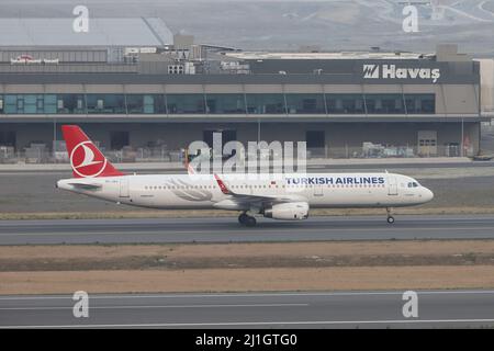 ISTANBUL, TURQUIE - 15 SEPTEMBRE 2021 : Turkish Airlines Airbus 321-231 (CN 5633) débarquant à l'aéroport international d'Istanbul. Banque D'Images