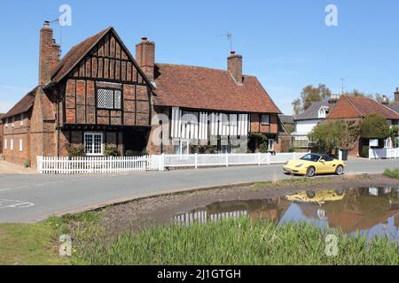 Pond & The Old Manor House avec voiture de sport jaune garée, Aldbury Village à Spring, Hertfordshire, Angleterre, Royaume-Uni Banque D'Images