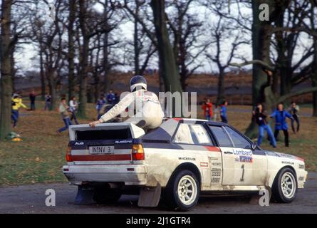 Hannu Mikkola (fin) Arne Hertz (SWE) Audi Quattro GRB Audi Sport 2nd position.Codriver Hertz assis sur le refroidisseur d'huile à l'arrière Banque D'Images