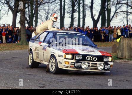 Hannu Mikkola (fin) Arne Hertz (SWE) Audi Quattro GRB Audi Sport 2nd position.Codriver Hertz assis sur le refroidisseur d'huile à l'arrière Banque D'Images