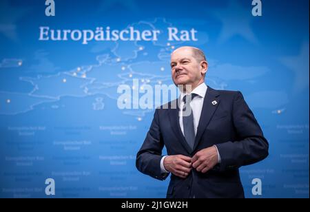 Bruxelles, Belgique. 25th mars 2022. 25 mars 2022, Belgique, Brüssel: Le chancelier allemand OLAF Scholz (SPD), quitte la conférence de presse finale après le sommet de l'UE. À l'issue des délibérations du Conseil de l'Union européenne, les chefs d'État et de gouvernement de l'UE ont discuté, entre autres, des prix élevés de l'énergie. Photo: Michael Kappeller/dpa crédit: dpa Picture Alliance/Alay Live News Banque D'Images