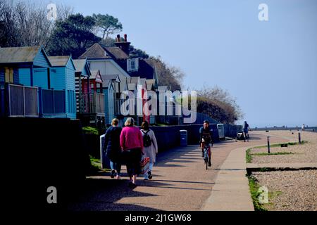 25/03/2022 Whitstable UK il pourrait être presque été que les gens apprécient une belle journée à Whitstable dans le Kent. Banque D'Images