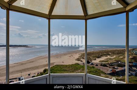 Vue sur l'estuaire du Dyfi depuis le kiosque à Aberdyfi (Aberdovey), Gwynedd, pays de Galles Banque D'Images