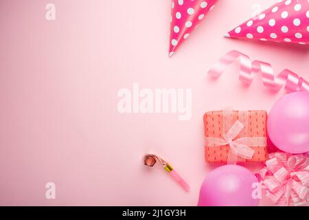 Accessoires pour filles sur fond rose. Invitation, anniversaire, fête de fille, concept de douche de bébé, célébration. Bannière pour lettrage, anniversaire ann Banque D'Images