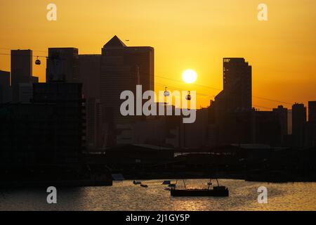 Le soleil se couche derrière les gratte-ciel de Canary Wharf à Londres, Angleterre Royaume-Uni Banque D'Images