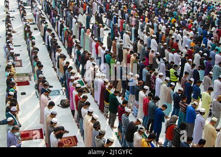 25 mars 2022, Dhaka, Dhaka, Bangladesh : des dizaines de milliers de dévotés musulmans offrent la prière de Jummah à la mosquée nationale Baitul Mukarram à Dhaka, au Bangladesh. Environ 10 000 à 15 000 personnes ont assisté à la mosquée pour leurs prières hebdomadaires. La mosquée nationale du Bangladesh, connue sous le nom de Baitul Mukarram ou la Maison Sainte en anglais, est l'une des 10 plus grandes mosquées au monde et peut accueillir jusqu'à 40 000 personnes, y compris dans l'espace ouvert extérieur. Crédit : ZUMA Press, Inc./Alay Live News Banque D'Images