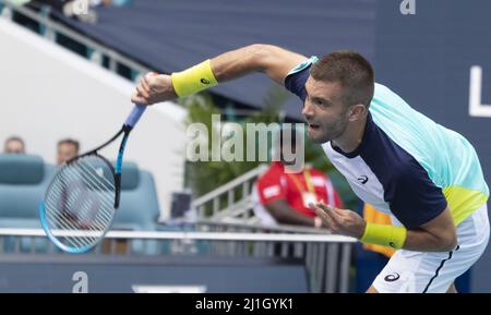 Miami Gardens, États-Unis. 25th mars 2022. Borna Coric de Croatie sert à Alexander Zverev d'Allemagne à l'Open de Miami dans le Hard Rock Stadium à Miami Gardens, Floride, le vendredi 25 mars 2022. Zverev défait Coric 6-4, 3-6, 6-4 en trois séries. Photo de Gary I Rothstein/UPI crédit: UPI/Alay Live News Banque D'Images