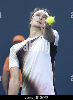 Miami Gardens, États-Unis. 25th mars 2022. Alexander Zverev d'Allemagne sert à Borna Coric de Croatie à l'Open de Miami dans le Hard Rock Stadium à Miami Gardens, Floride, le vendredi 25 mars 2022. Zverev défait Coric 6-4, 3-6, 6-4 en trois séries. Photo de Gary I Rothstein/UPI crédit: UPI/Alay Live News Banque D'Images