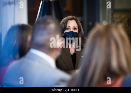 Washington DC, États-Unis. 25th mars 2022. Le vice-président américain Kamala Harris s'adresse au caucus national hispanique des législateurs d'État dans l'immeuble Eisenhower Executive Office à Washington, DC, le vendredi 25 mars 2022. Photo de Jim Lo Scalzo/UPI crédit: UPI/Alay Live News Banque D'Images