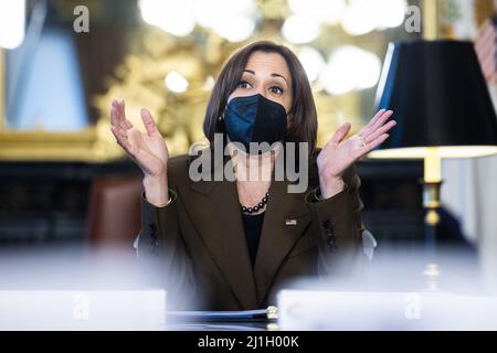 Washington DC, États-Unis. 25th mars 2022. Le vice-président américain Kamala Harris s'adresse au caucus national hispanique des législateurs d'État dans l'immeuble Eisenhower Executive Office à Washington, DC, le vendredi 25 mars 2022. Photo de Jim Lo Scalzo/UPI crédit: UPI/Alay Live News Banque D'Images