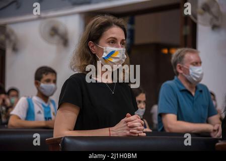 Bangkok, Thaïlande. 25th mars 2022. Une femme ukrainienne assiste au service. Les Ukrainiens vivant à Bangkok ont organisé un service de « prière pour la paix pour l'Ukraine » à l'église du Saint Rédempteur à Bangkok, après un mois d'invasion de la Russie en Ukraine. (Photo de Peerapon Boonyakiat/SOPA image/Sipa USA) crédit: SIPA USA/Alay Live News Banque D'Images