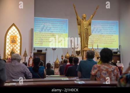 Bangkok, Thaïlande. 25th mars 2022. Des dévotés catholiques assistent au service. Les Ukrainiens vivant à Bangkok ont organisé un service de « prière pour la paix pour l'Ukraine » à l'église du Saint Rédempteur à Bangkok, après un mois d'invasion de la Russie en Ukraine. (Photo de Peerapon Boonyakiat/SOPA image/Sipa USA) crédit: SIPA USA/Alay Live News Banque D'Images