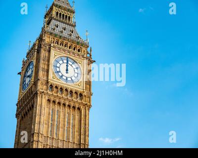 Big Ben à midi. Détail détaillé de l'emblématique tour de l'horloge de Londres à exactement 12 heures en milieu de journée. Banque D'Images