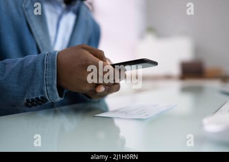 Dépôt de chèques de paie à distance prendre des photos à l'aide du téléphone Banque D'Images