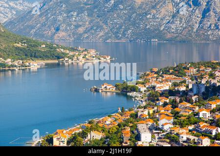 Vue fantastique sur le port et les bateaux en journée ensoleillée à la baie de Kotor (Boka Kotorska). Scène pittoresque et magnifique. Emplacement célèbre Resort Montenegro, Balkans Banque D'Images