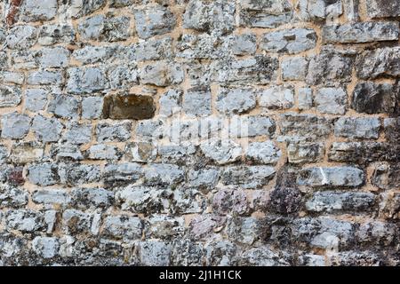 Vide mur en pierre grise recouvert de fissures de la vieille maison. Fond urbain grunge. Le monde de la beauté. Banque D'Images