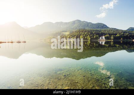 Une vue fantastique sur le lac du matin baigné de lumière du soleil. Scène spectaculaire et pittoresque. Emplacement: resort Grundlsee, quartier Liezen de Styrie, Fären Banque D'Images