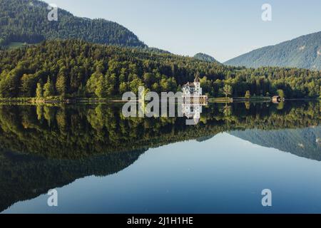 Une vue fantastique sur le lac du matin baigné de lumière du soleil. Scène spectaculaire et pittoresque. Emplacement: resort Grundlsee, quartier Liezen de Styrie, Fären Banque D'Images