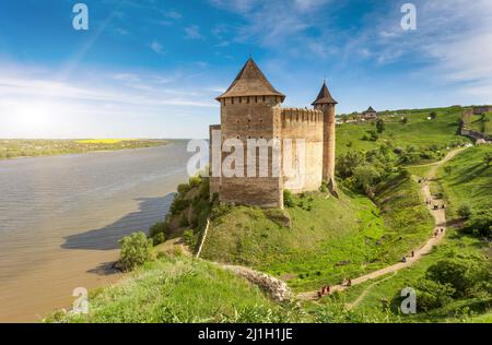 Magnifique vue panoramique du musée de la forteresse sur fond de ciel bleu. Scène pittoresque et magnifique. Emplacement célèbre place Khotyn, ouest de l'Ukraine Banque D'Images