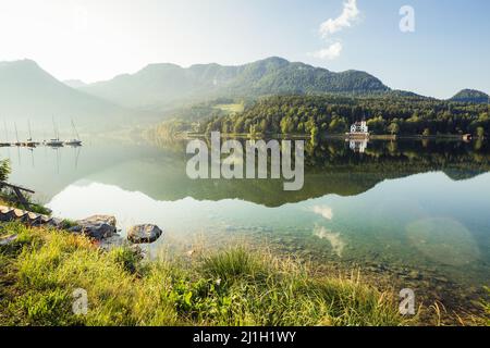 Une vue fantastique sur le lac du matin baigné de lumière du soleil. Scène spectaculaire et pittoresque. Emplacement: resort Grundlsee, quartier Liezen de Styrie, Fären Banque D'Images