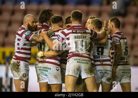 John Bateman #13 de Wigan Warriors célèbre avoir fait un essai pour le faire 18-0 Banque D'Images