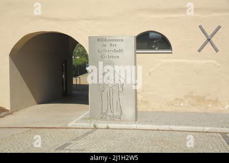 Informations touristiques avec Monument à Martin Luther à Lutherstadt Eisleben, Saxe-Anhalt, Allemagne Banque D'Images