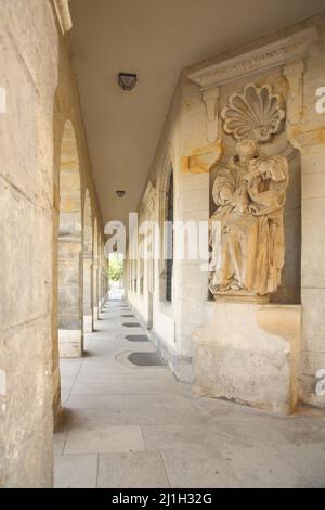 Arcade avec figure de la cathédrale provost à Halberstadt, Saxe-Anhalt, Allemagne Banque D'Images