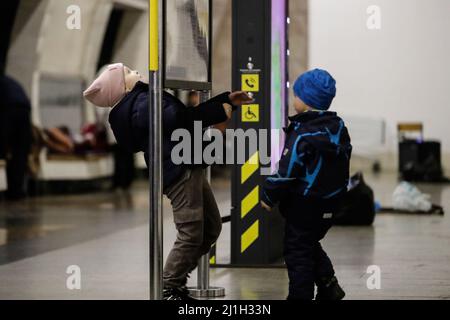 Kiev, Ukraine. 25th mars 2022. Deux enfants ukrainiens jouent à la station de métro qui a été partiellement transformée en un abri à la bombe, dans le cadre de l'invasion russe. De nombreuses stations de métro à travers l'Ukraine ont été transformées en bunkers tandis que l'offensive russe s'intensifie. Crédit : ZUMA Press, Inc./Alay Live News Banque D'Images