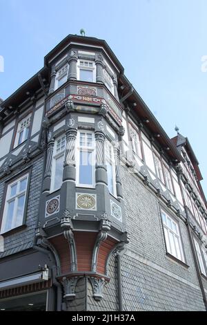 Maison à colombages avec baie vitrée sur la place du marché, Goslar, Basse-Saxe, Allemagne Banque D'Images