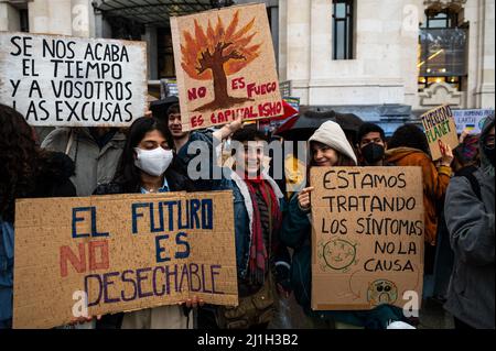 Madrid, Espagne. 25th mars 2022. Les militants du groupe « Fridays for future » pour le changement climatique sont vus avec des pancartes protestant devant l'hôtel de ville appelant à des actions dans les politiques climatiques pour lutter contre le changement climatique. Credit: Marcos del Mazo/Alay Live News Banque D'Images