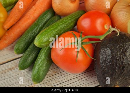 Vue en grand angle de la sélection de légumes d'été frais sur une table rustique en bois Banque D'Images