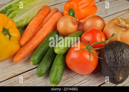 Vue en grand angle de la sélection de légumes d'été frais sur une table rustique en bois Banque D'Images