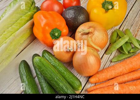 Vue en grand angle de la sélection de légumes d'été frais sur une table rustique en bois Banque D'Images