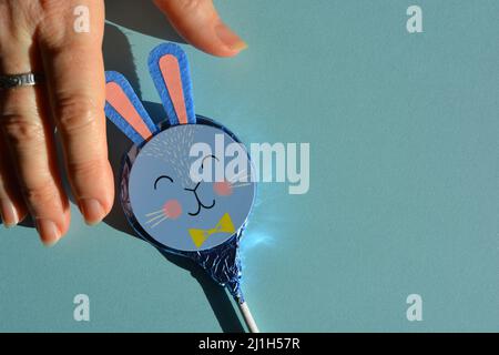 Lapin de Pâques de la main et du chocolat pour femme Banque D'Images