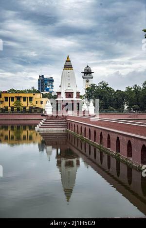 Un temple et un étang pittoresques, Rani Pokhari au coeur de Katmandou, au Népal Banque D'Images