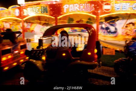 Guy Fawkes Night Epsom Night Fair enfant en balade Banque D'Images