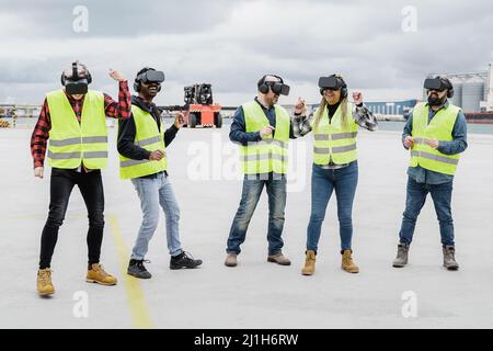 Équipe multiraciale de travailleurs industriels utilisant des micro-casques de réalité virtuelle à l'expédition port de fret - Metaverse et le concept logistique de fret Banque D'Images