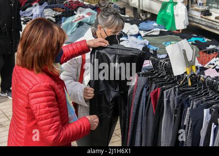 Vendrell, Espagne. 05th janvier 2022. Les femmes observent les produits d'un magasin de vêtements au marché de rue de la ville de Vendrell. Chaque vendredi, le marché de rue traditionnel se tient dans la ville de Vendrell où les vendeurs de rue présentent leurs produits pour la vente à un prix raisonnable. (Photo de Ramon Costa/SOPA Images/Sipa USA) crédit: SIPA USA/Alay Live News Banque D'Images