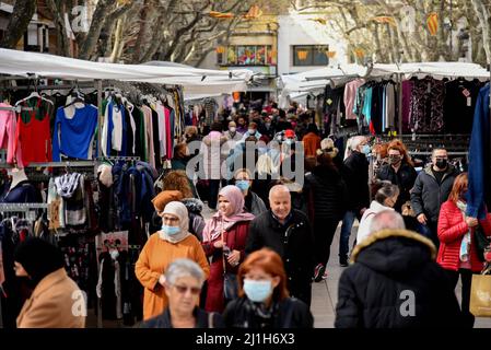 Vendrell, Espagne. 05th janvier 2022. Les gens marchent à travers le marché de la rue de la ville de Vendrell. Chaque vendredi, le marché de rue traditionnel se tient dans la ville de Vendrell où les vendeurs de rue présentent leurs produits pour la vente à un prix raisonnable. (Photo de Ramon Costa/SOPA Images/Sipa USA) crédit: SIPA USA/Alay Live News Banque D'Images