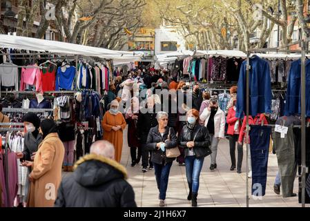 Vendrell, Espagne. 05th janvier 2022. Les gens marchent à travers le marché de la rue de la ville de Vendrell. Chaque vendredi, le marché de rue traditionnel se tient dans la ville de Vendrell où les vendeurs de rue présentent leurs produits pour la vente à un prix raisonnable. (Photo de Ramon Costa/SOPA Images/Sipa USA) crédit: SIPA USA/Alay Live News Banque D'Images