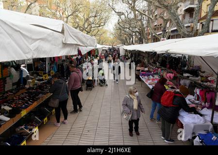 Vendrell, Espagne. 05th janvier 2022. Vue générale du marché de la rue de la ville de Vendrell. Chaque vendredi, le marché de rue traditionnel se tient dans la ville de Vendrell où les vendeurs de rue présentent leurs produits pour la vente à un prix raisonnable. (Photo de Ramon Costa/SOPA Images/Sipa USA) crédit: SIPA USA/Alay Live News Banque D'Images