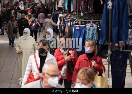 Vendrell, Espagne. 05th janvier 2022. Les gens marchent à travers le marché de la rue de la ville de Vendrell. Chaque vendredi, le marché de rue traditionnel se tient dans la ville de Vendrell où les vendeurs de rue présentent leurs produits pour la vente à un prix raisonnable. (Photo de Ramon Costa/SOPA Images/Sipa USA) crédit: SIPA USA/Alay Live News Banque D'Images